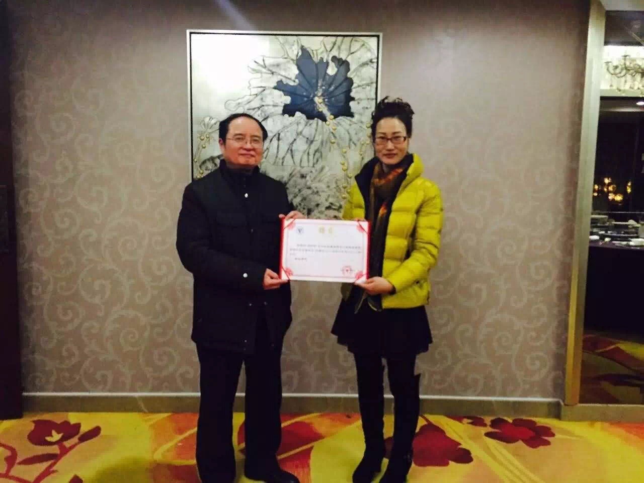 为福建校友会理事会成员颁发聘书