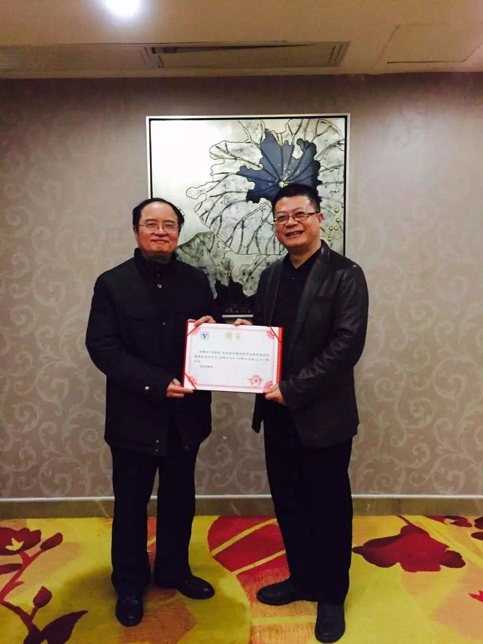 陈洁书记为福建校友会名誉会长刘孟鸿颁发聘书